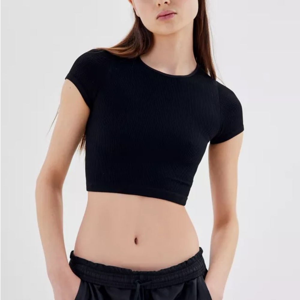 UO OUT FROM UNDER EVERYDAY SEAMLESS RIBBED TEE CROPPED BLACK SIZE XS/S